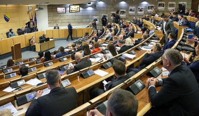 SJEDNICA ZBOG 8.248.547.700 KM Federacija povećava proračun, oporba traži veća davanja za socijalna pitanja