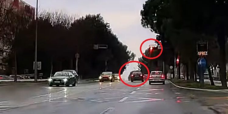 SREĆOM, BEZ KOBNIH POSLJEDICA Imate li dojam da je prolazak na crveno svjetlo na splitskim prometnicama u posljednje vrijeme postao sve češći?