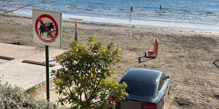 SVEGA SMO SE DO SADA NAGLEDALI, ALI… Genijalac parkirao auto na popularnu splitsku plažu