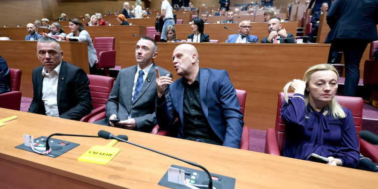 A POVEĆALI IM PLAĆE Zastupnici prošle godine dodatno potrošili gotovo 690.000 eura | NACIONAL.HR