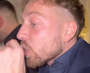 Sam Thompson pali čaše tijekom novogodišnje zabave punoj pića sa svojom ‘tvrtkom’ Made In Chelsea – dok djevojka Zara McDermott ostaje kod kuće sa svojom mačkom ljubimcem