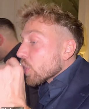 Sam Thompson pali čaše tijekom novogodišnje zabave punoj pića sa svojom ‘tvrtkom’ Made In Chelsea – dok djevojka Zara McDermott ostaje kod kuće sa svojom mačkom ljubimcem