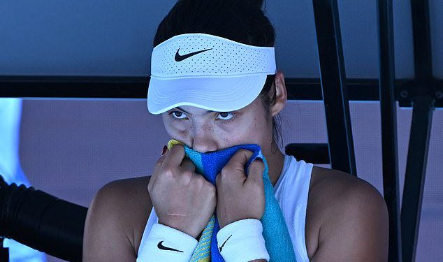 San Emme Raducanu o Australian Openu završen je na brutalan način nakon što ju je deklasirala neobuzdana 2. nositeljica Iga Swiatek