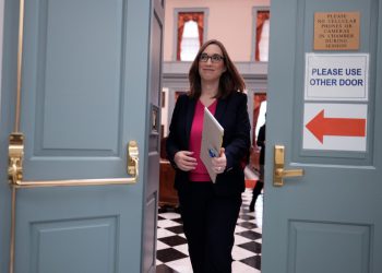 Sarah McBride smije se Trumpovoj izvršnoj uredbi protiv trans: ‘Upravo je sve proglasio ženama’