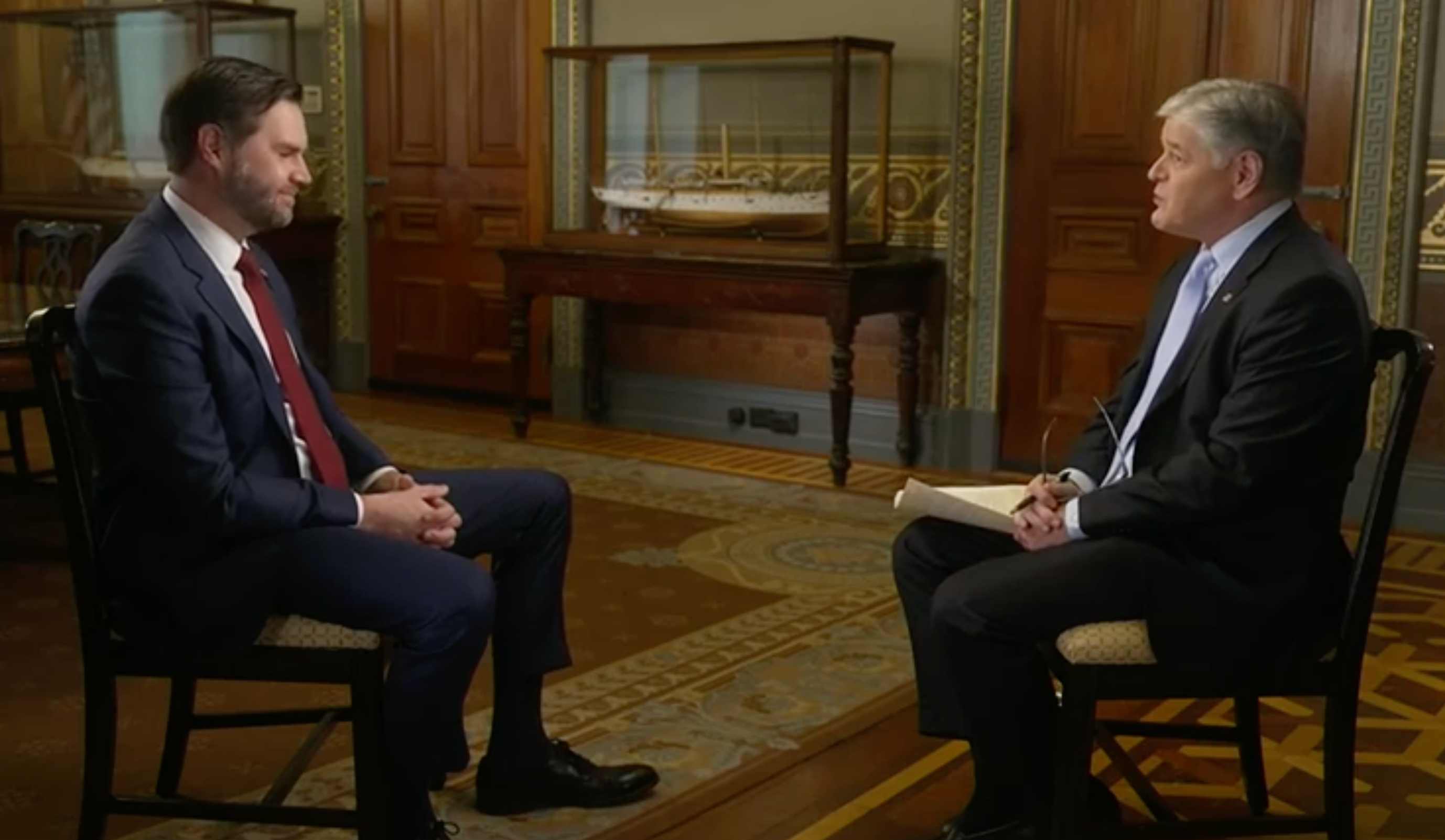Vance je sjeo sa Seanom Hannityjem (desno) za intervju koji je emitiran na Fox News u srijedu