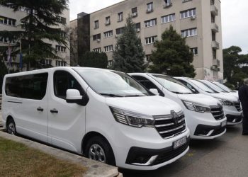 Selca na Braču dobila novo kombi vozilo, služit će osnovnoškolcima