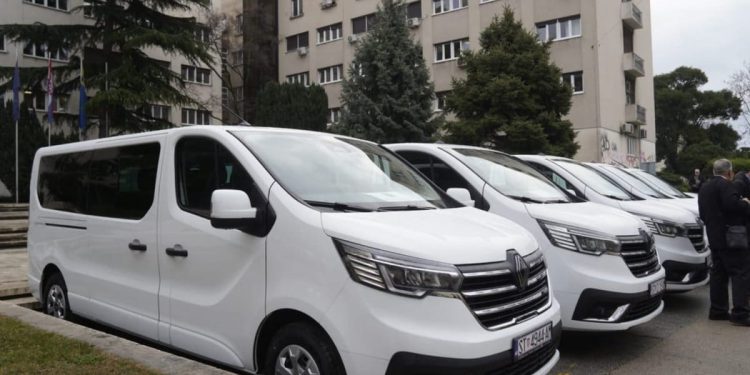 Selca na Braču dobila novo kombi vozilo, služit će osnovnoškolcima