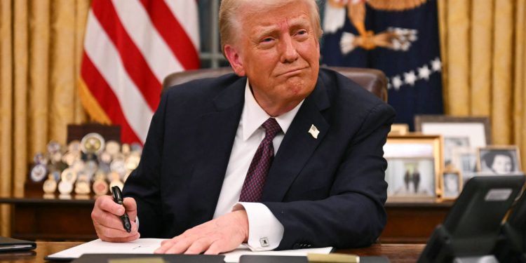 Senator optužuje Trumpa za izvršnu naredbu ‘Blitzkrieg’ da ‘sruši našu demokraciju’