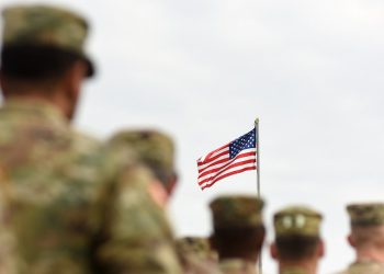 Šest vojnih pripadnika Sue Trump administrator nad transrodnim vojnim redom