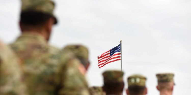 Šest vojnih pripadnika Sue Trump administrator nad transrodnim vojnim redom