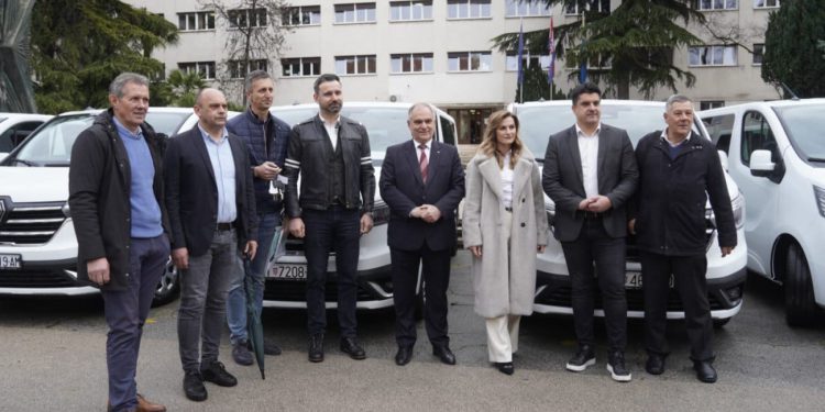 Škole u Hanu, Otoku, Podbablju, Zagvozdu i Selcima na otoku Braču dobile nova kombi vozila. Uručio ih je župan Boban