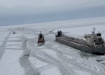 Smrznuti teret u pokretu nakon što se danima zaglavi u jezeru Erie Ice