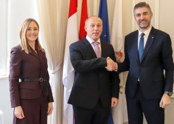 Snažan vjetar radi probleme na dubrovačkom području, zatvoren most, otkazan let, brodska linija u prekidu