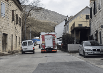 Snažna bura stvara kaos u Dalmaciji: Oboreno stablo blokiralo promet i ometa opskrbu strujom