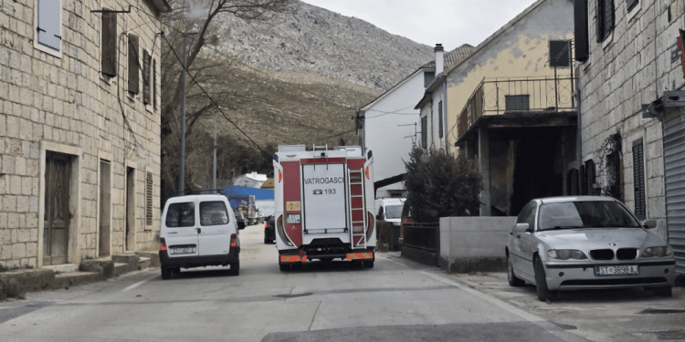 Snažna bura stvara kaos u Dalmaciji: Oboreno stablo blokiralo promet i ometa opskrbu strujom