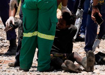 Spasioci izvlače preživjele iz južnoafričkog rudnika dok stotine ostaju zarobljene