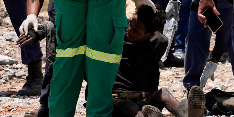 Spasioci izvlače preživjele iz južnoafričkog rudnika dok stotine ostaju zarobljene