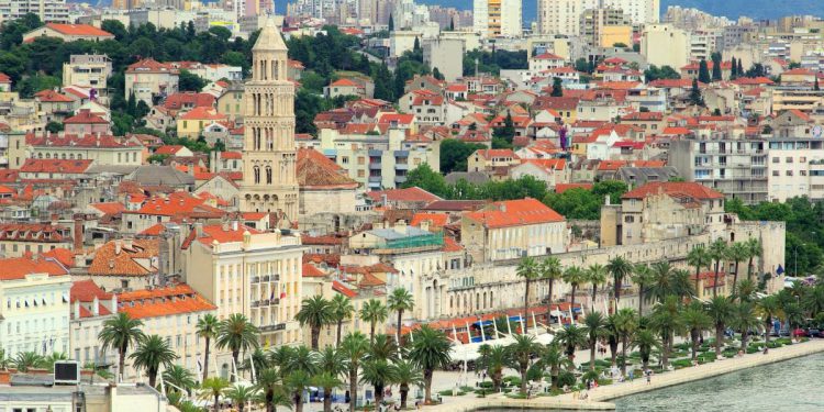 Građani s Mertojaka i iz Solina prosvjeduju: "Ovo nam povećava rizik od karcinoma, uklonite ih s naših zgrada!"