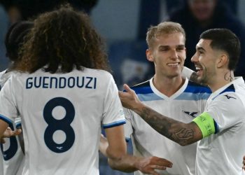 Sportske novosti – Katastrofalnih 45 minuta Vatrenog i društva: Dobili tri ‘komada’ i crveni karton, on pogodio stativu