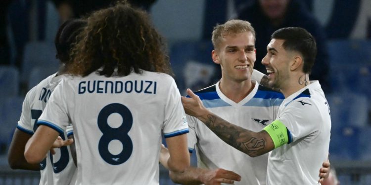 Sportske novosti – Katastrofalnih 45 minuta Vatrenog i društva: Dobili tri ‘komada’ i crveni karton, on pogodio stativu