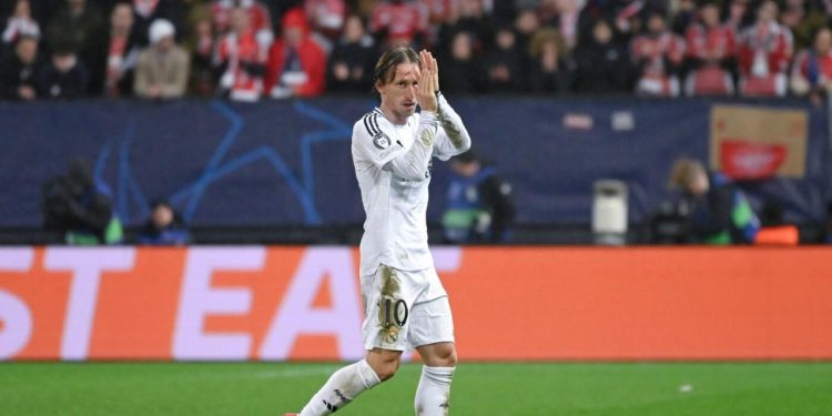 Sportske novosti – VIDEO: Gube 0:3, ali to ih nije spriječilo da se naklone Modriću. Pogledajte prekrasnu scenu iz Francuske