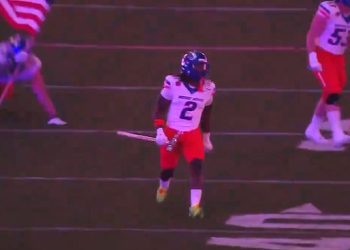 Sramotan trenutak koledžnog nogometaša koji nosi američku zastavu