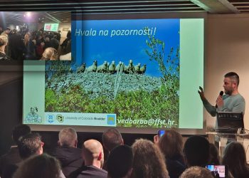 Stara gradska vijećnica sinoć je bila pretijesna. Vedran Barbarić otkrio što se već 20 godina “kopa” na Braču: “Škrip više nije najstariji na otoku”