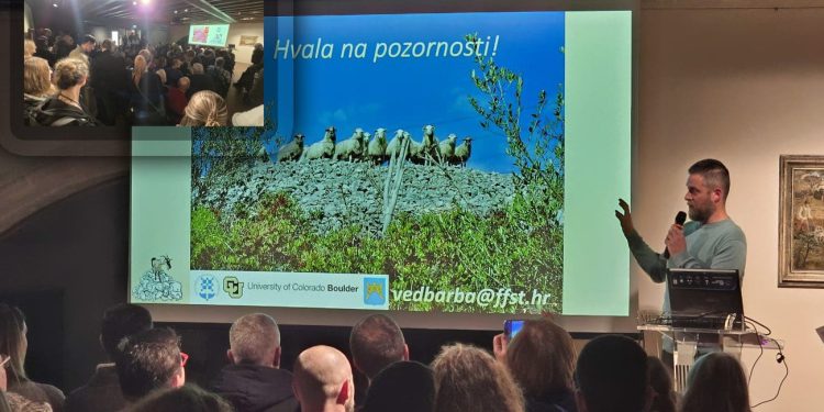 Stara gradska vijećnica sinoć je bila pretijesna. Vedran Barbarić otkrio što se već 20 godina “kopa” na Braču: “Škrip više nije najstariji na otoku”