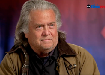 Steve Bannon ismijava Muska, Zuckerberga i Bezosa kao Trumpove ‘molitelje’ koji se ‘službeno predaju’