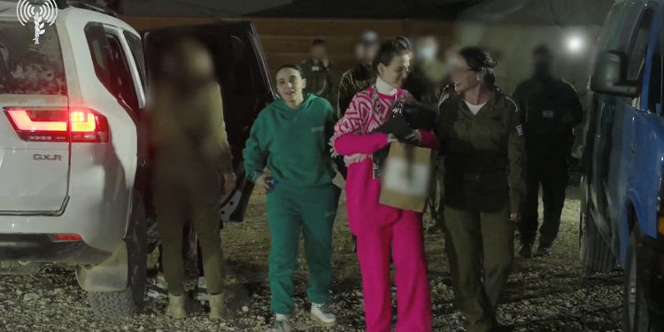 Što je bilo u smeđim vrećama predanim izraelskim taocima koje je oslobodio Hamas?