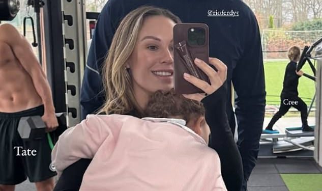 Super fit par Kate i Rio Ferdinand vježbaju s obitelji dok dijele snimku sinova Creea (četiri) i Tatea (15) kako uživaju u raskošnoj kućnoj teretani