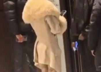 Supruga Kanyea Westa Bianca Censori pokriva se krznenim bijelim kaputom dok posjećuju Azabudai Hills u Tokiju