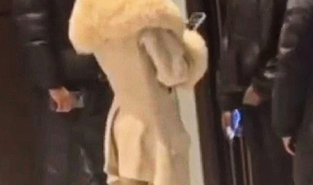 Supruga Kanyea Westa Bianca Censori pokriva se krznenim bijelim kaputom dok posjećuju Azabudai Hills u Tokiju