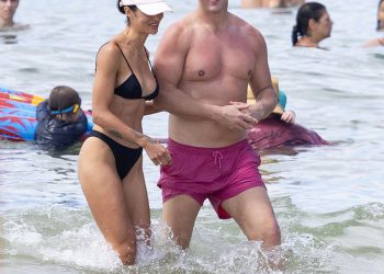 Supruga Krisa Smitha Sarah Boulazeris pokazuje svoju nevjerojatnu figuru u oskudnom crnom bikiniju dok je par sa svojom djecom dolazio na plažu Noosa