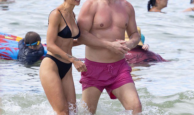 Supruga Krisa Smitha Sarah Boulazeris pokazuje svoju nevjerojatnu figuru u oskudnom crnom bikiniju dok je par sa svojom djecom dolazio na plažu Noosa