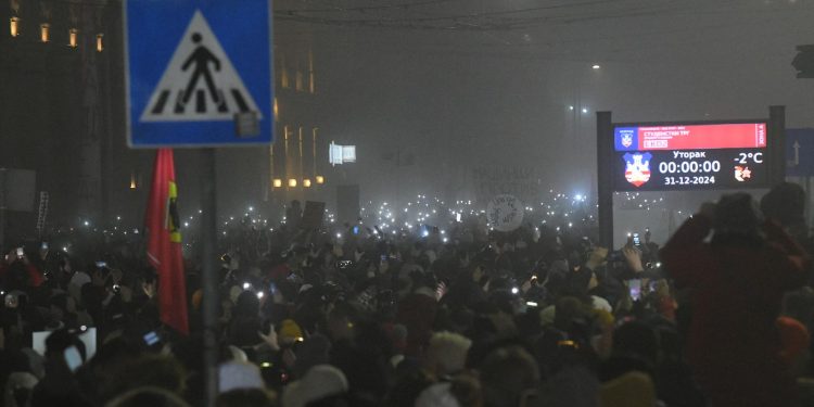 TIŠINA JAČA OD VATROMETA Fascinantne snimke iz gradova u Srbiji: ‘Nema nove, za staru ste nam dužni’ | NACIONAL.HR