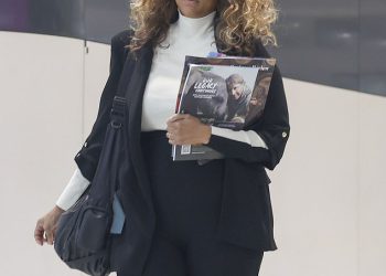 Taksi za Tyru! Američki supermodel Tyra Banks glamurno dolazi u zračnu luku prije nego što uhvati taksi u Sydneyu