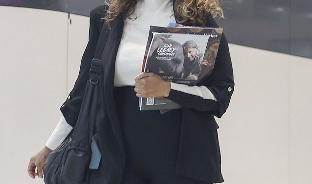 Taksi za Tyru! Američki supermodel Tyra Banks glamurno dolazi u zračnu luku prije nego što uhvati taksi u Sydneyu