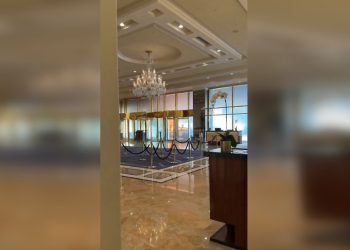 Tesla Cybertruck se zapalio ispred hotela Trump (VIDEO) — RT World News