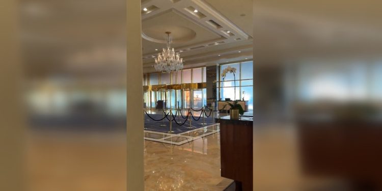 Tesla Cybertruck se zapalio ispred hotela Trump (VIDEO) — RT World News