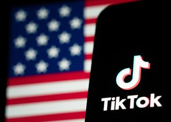 TikTok se gasi 90 minuta prije roka, ali objavljuje poruku u kojoj sugerira da bi ga Trump mogao spasiti