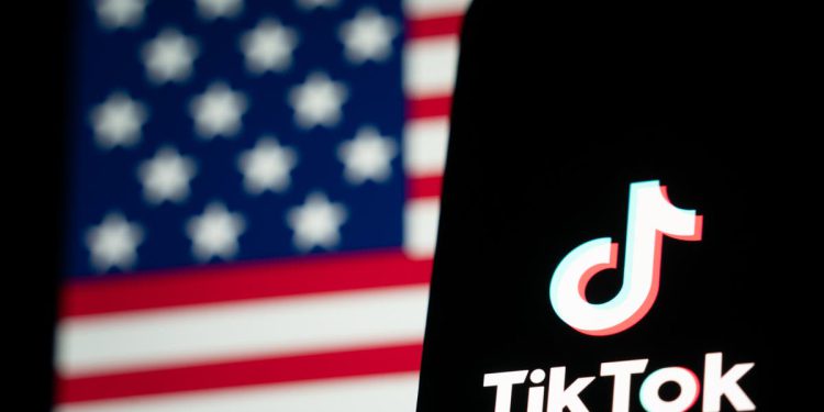 TikTok se gasi 90 minuta prije roka, ali objavljuje poruku u kojoj sugerira da bi ga Trump mogao spasiti
