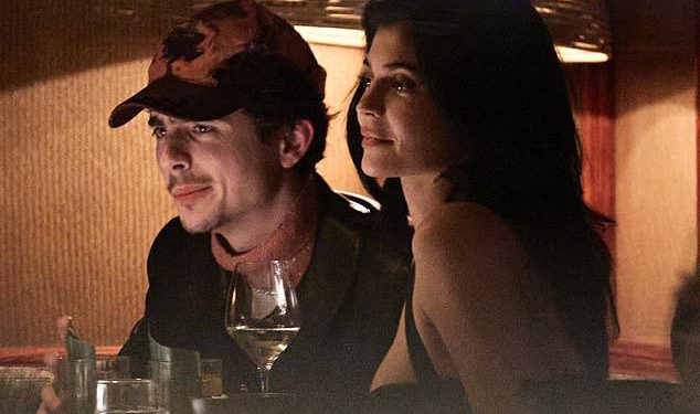 Timothée Chalamet i Kylie Jenner u javnosti su više no ikad dok piju i večeraju u otmjenom pariškom restoranu nakon ponovnog susreta u Gradu ljubavi tijekom burne promotivne turneje