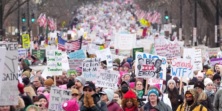 Tisuće ljevičarskih prosvjednika okupilo se u Washingtonu prosvjedujući protiv Trumpove inauguracije