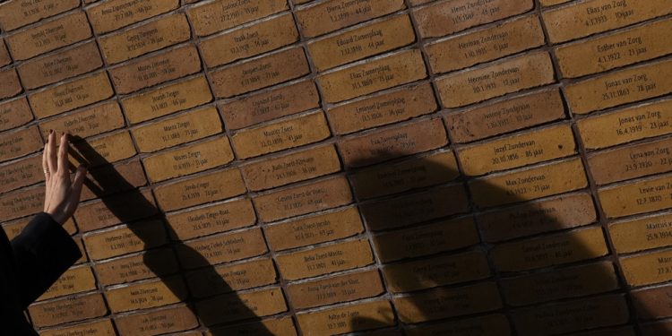 Tisuće osumnjičenih suradnika nacista imenovane u državnim arhivima EU — RT World News