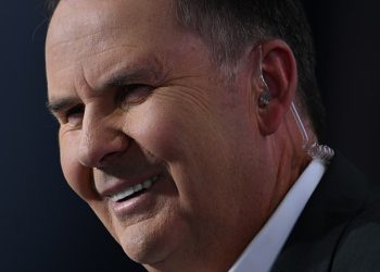 Tony Jones označen je RASISTOM u zapanjujućoj tužbi za ljudska prava koja poziva na njegov otkaz zbog ismijavanja Novaka Đokovića – dok je otkrivena skrivena poruka srpske zvijezde obožavateljima