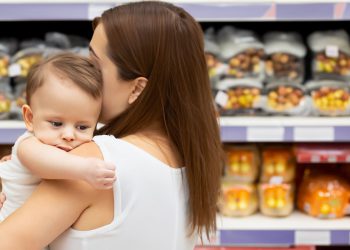 Totalni kaos u splitskom dućanu. Gužva je ogromna, s polica nestaje proizvoda: “Ja kukavica, samo po cigarete išla, na kraju nema cigara. Ošlo sve”