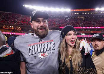Travis Kelce donosi Grammys odluku ispred Super Bowla s Taylor Swift kako bi uručio nagradu