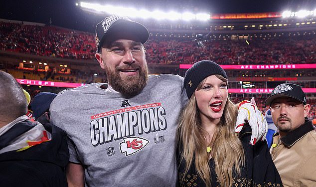 Travis Kelce donosi Grammys odluku ispred Super Bowla s Taylor Swift kako bi uručio nagradu