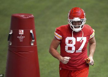 Travis Kelce ostavlja navijače Chiefsa zbunjenim bizarnim ponašanjem na treningu